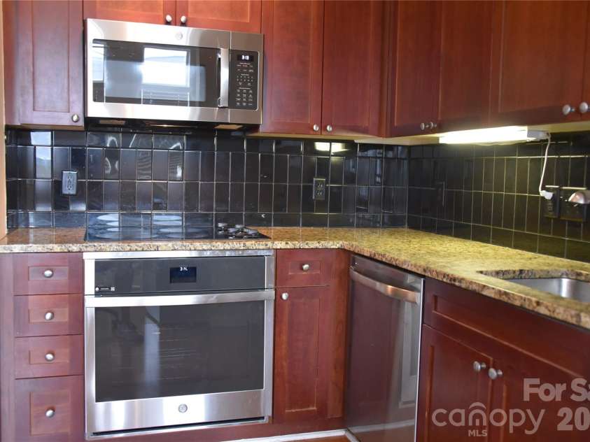 2125 Southend Drive, Charlotte, NC 28203.  MLS# CAR4347496, YatesRealty ID 10291. 