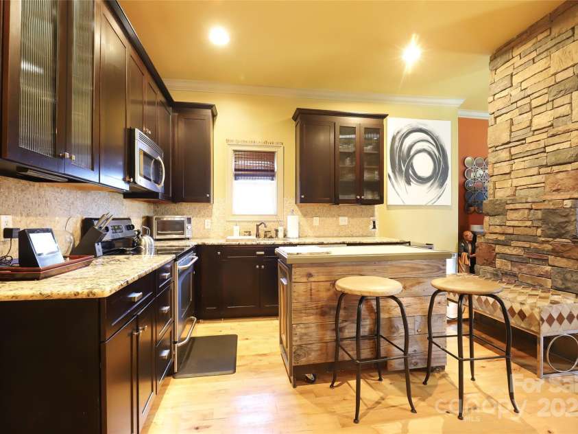 1001 Parkwood Avenue, Charlotte, NC 28205.  MLS# CAR4229375, YatesRealty ID 10293. 