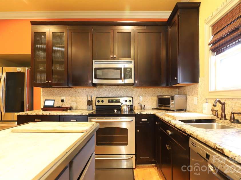 1001 Parkwood Avenue, Charlotte, NC 28205.  MLS# CAR4229375, YatesRealty ID 10293. 