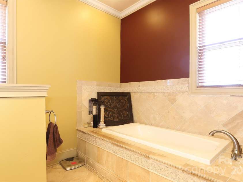 1001 Parkwood Avenue, Charlotte, NC 28205.  MLS# CAR4229375, YatesRealty ID 10293. 