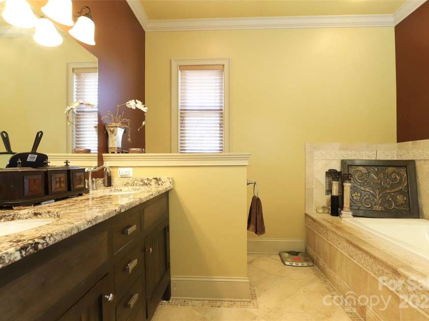 1001 Parkwood Avenue, Charlotte, NC 28205.  MLS# CAR4229375, YatesRealty ID 10293. 