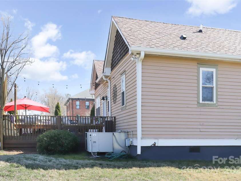 1001 Parkwood Avenue, Charlotte, NC 28205.  MLS# CAR4229375, YatesRealty ID 10293. 
