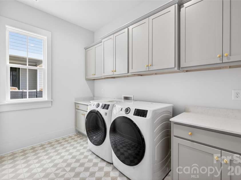 7237 Westrow Avenue, Charlotte, NC 28278.  MLS# CAR4311743, YatesRealty ID 1030. Large well lit laundry for all things storage and chores. Convenient to kitchen and primary bedroom.