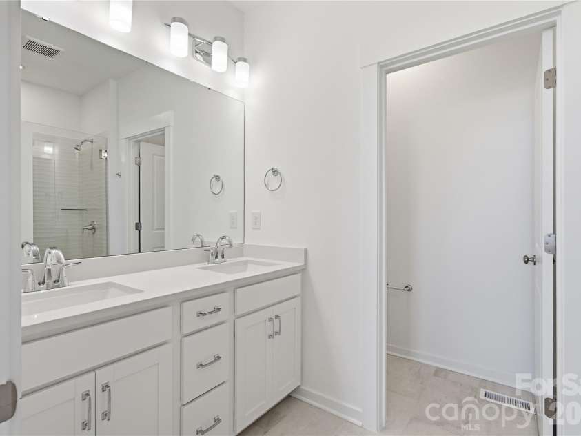 7013 Westrow Avenue, Charlotte, NC 28278.  MLS# CAR4302706, YatesRealty ID 10300. Bathroom