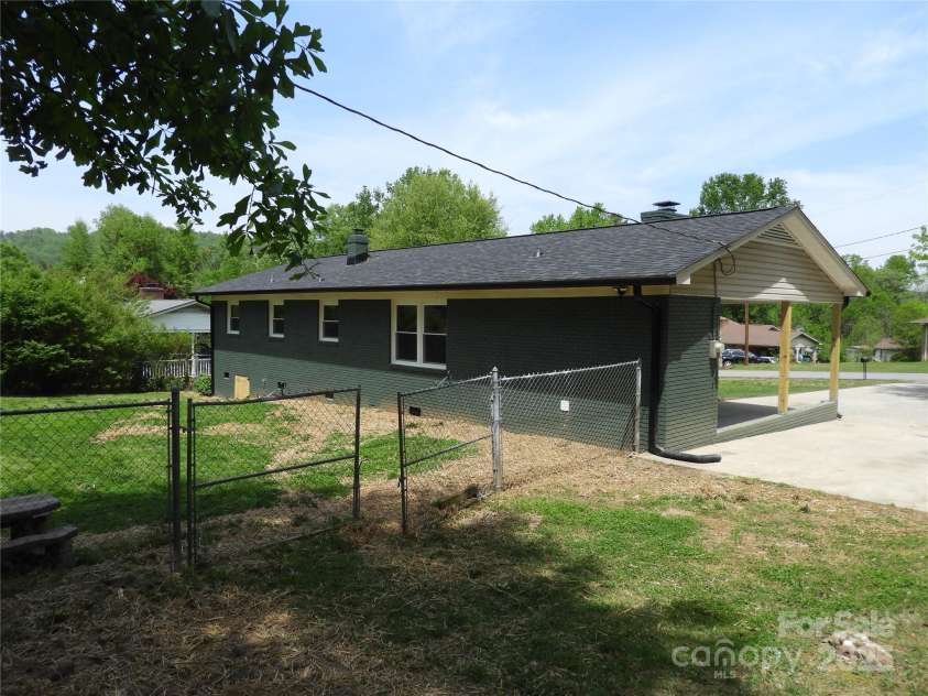 122 Mckee Drive, Blacksburg, SC 29702.  MLS# CAR4249285, YatesRealty ID 10302. 