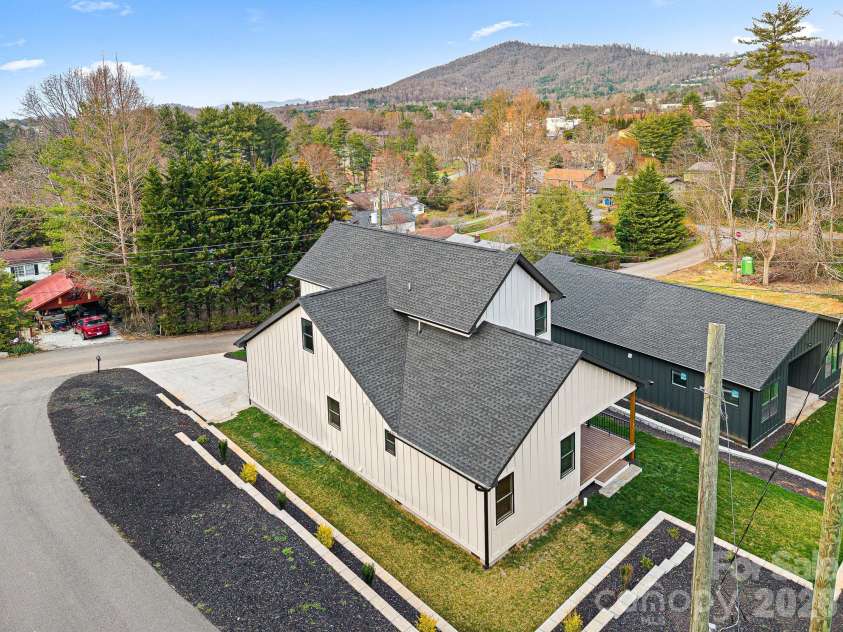 10 Overlook Place, Asheville, NC 28803.  MLS# CAR4361464, YatesRealty ID 10309. 