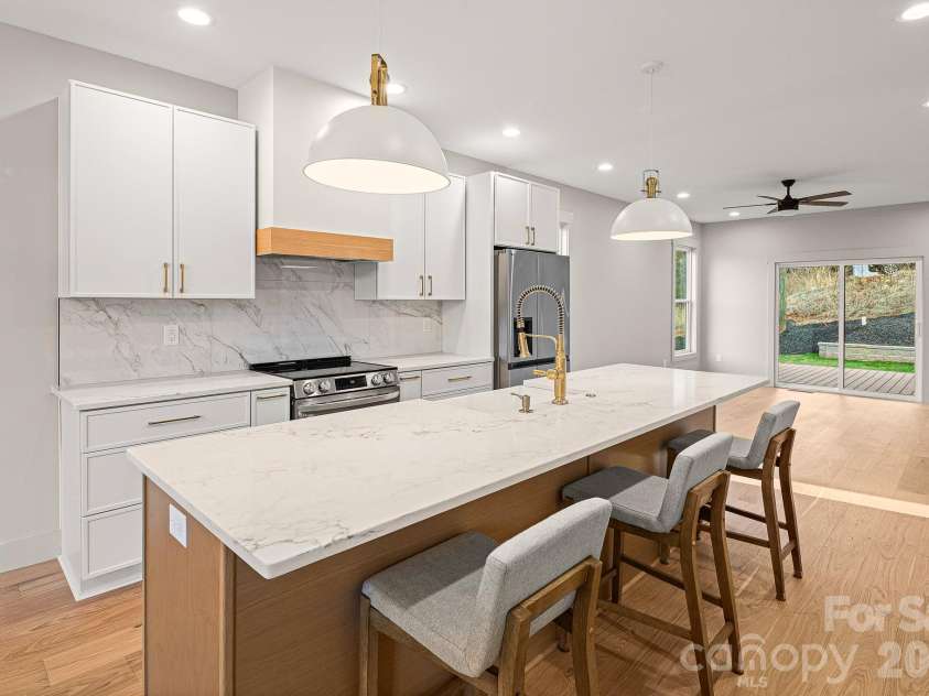 10 Overlook Place, Asheville, NC 28803.  MLS# CAR4361464, YatesRealty ID 10309. 
