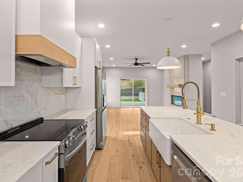 10 Overlook Place, Asheville, NC 28803.  MLS# CAR4361464, YatesRealty ID 10309. 