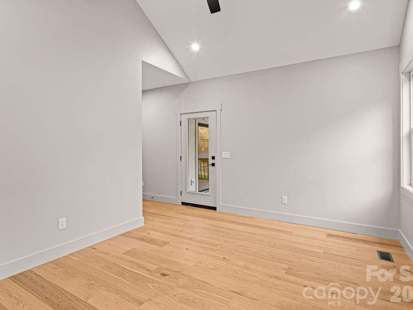 10 Overlook Place, Asheville, NC 28803.  MLS# CAR4361464, YatesRealty ID 10309. 