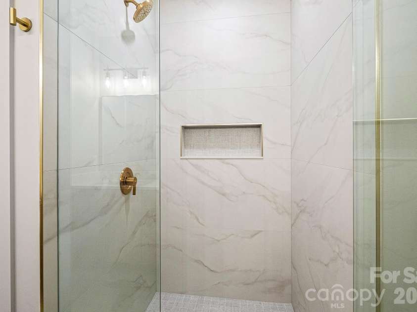 10 Overlook Place, Asheville, NC 28803.  MLS# CAR4361464, YatesRealty ID 10309. 