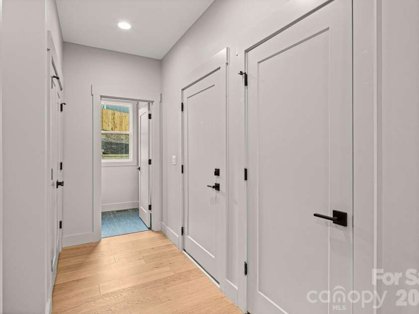 10 Overlook Place, Asheville, NC 28803.  MLS# CAR4361464, YatesRealty ID 10309. 