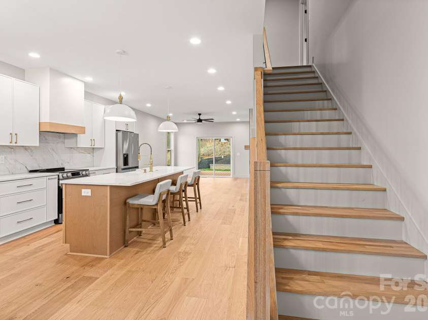 10 Overlook Place, Asheville, NC 28803.  MLS# CAR4361464, YatesRealty ID 10309. 