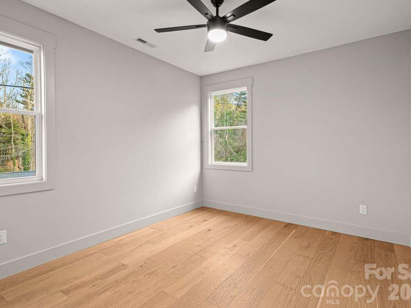 10 Overlook Place, Asheville, NC 28803.  MLS# CAR4361464, YatesRealty ID 10309. 