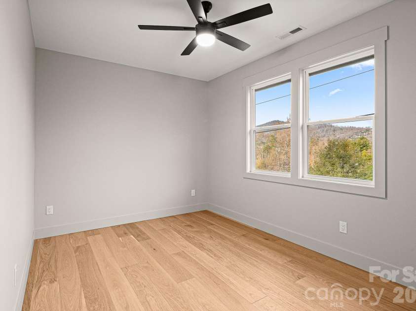 10 Overlook Place, Asheville, NC 28803.  MLS# CAR4361464, YatesRealty ID 10309. 