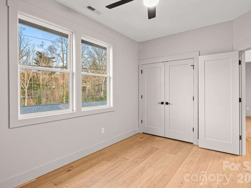 10 Overlook Place, Asheville, NC 28803.  MLS# CAR4361464, YatesRealty ID 10309. 