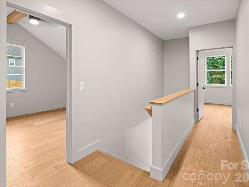 10 Overlook Place, Asheville, NC 28803.  MLS# CAR4361464, YatesRealty ID 10309. 