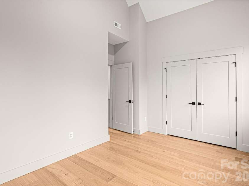 10 Overlook Place, Asheville, NC 28803.  MLS# CAR4361464, YatesRealty ID 10309. 