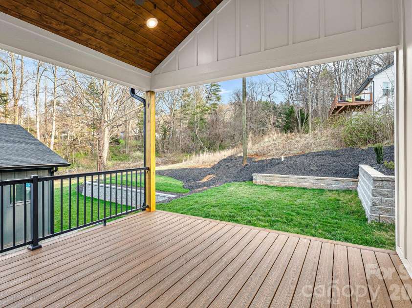 10 Overlook Place, Asheville, NC 28803.  MLS# CAR4361464, YatesRealty ID 10309. 