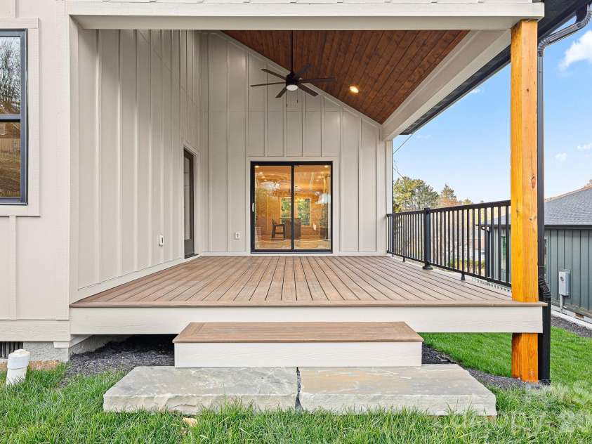 10 Overlook Place, Asheville, NC 28803.  MLS# CAR4361464, YatesRealty ID 10309. 
