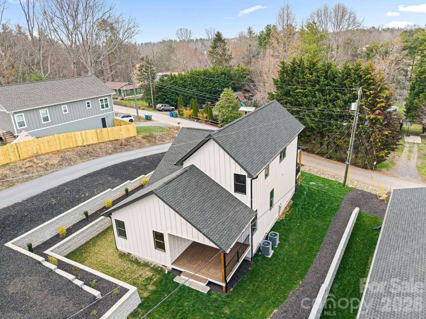 10 Overlook Place, Asheville, NC 28803.  MLS# CAR4361464, YatesRealty ID 10309. 