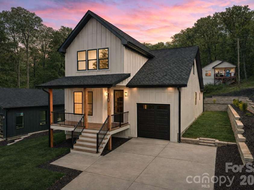 10 Overlook Place, Asheville, NC 28803.  MLS# CAR4361464, YatesRealty ID 10309. Virtually Enhanced