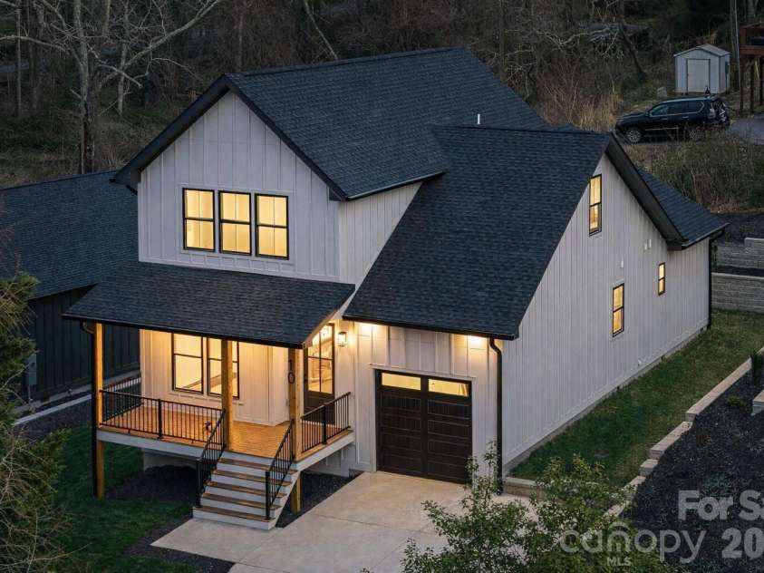 10 Overlook Place, Asheville, NC 28803.  MLS# CAR4361464, YatesRealty ID 10309. Virtually Enhanced