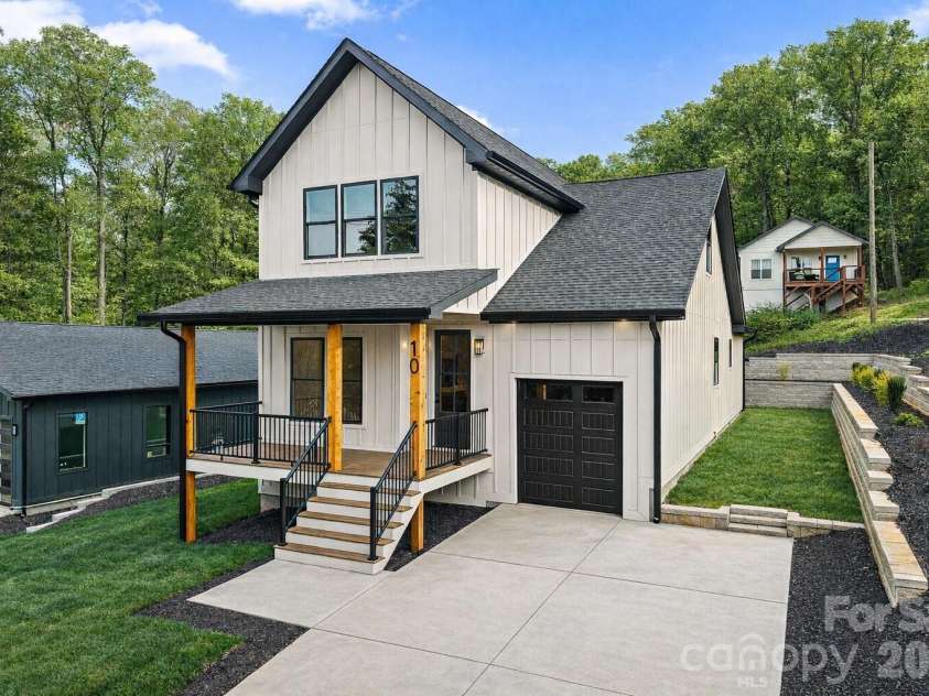 10 Overlook Place, Asheville, NC 28803.  MLS# CAR4361464, YatesRealty ID 10309. Virtually Enhanced Foliage