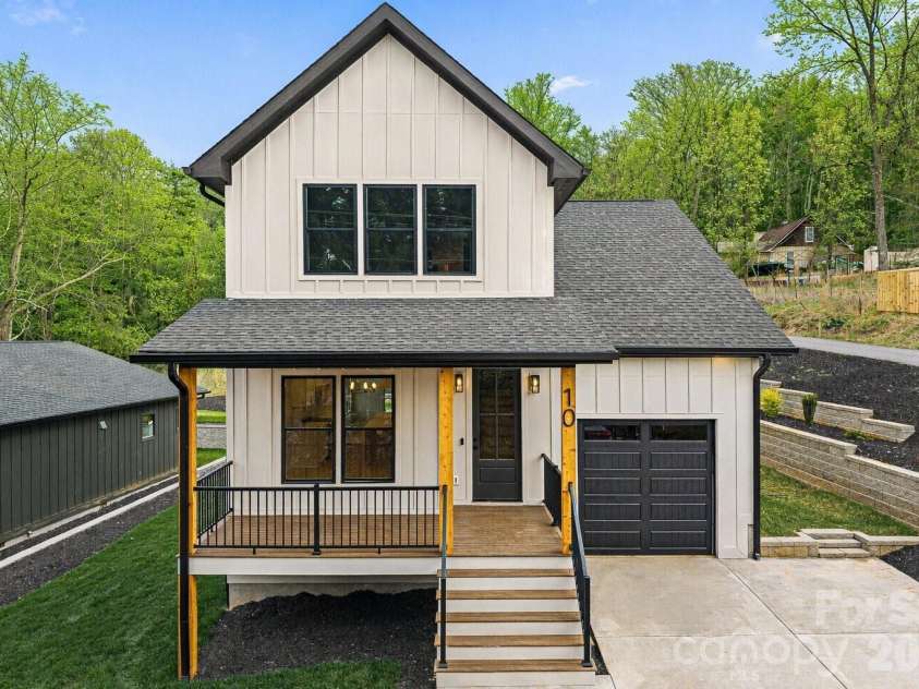 10 Overlook Place, Asheville, NC 28803.  MLS# CAR4361464, YatesRealty ID 10309. Virtually Enhanced Foliage