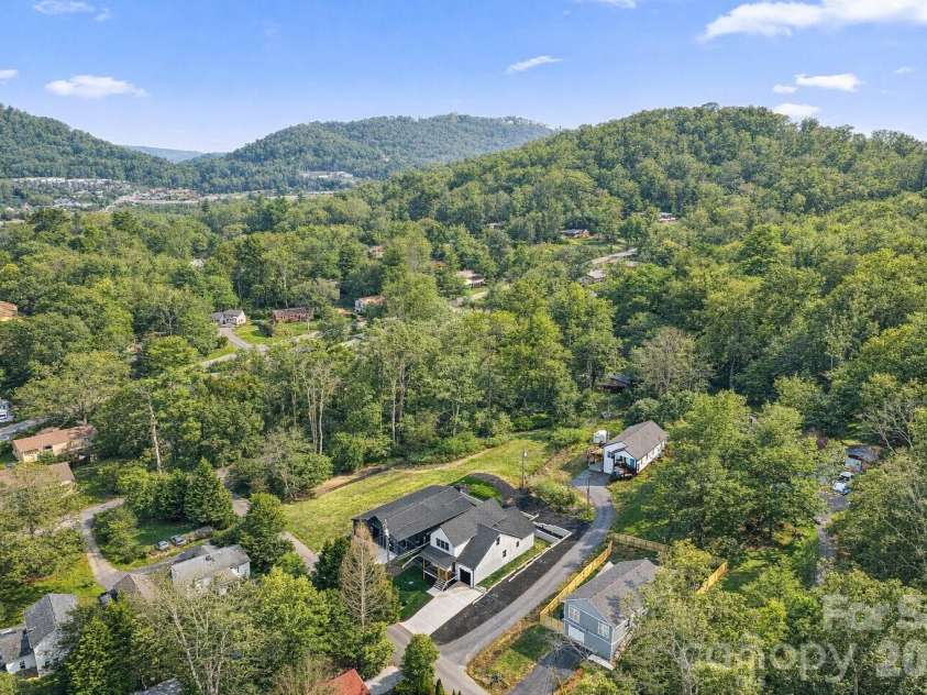 10 Overlook Place, Asheville, NC 28803.  MLS# CAR4361464, YatesRealty ID 10309. Virtually Enhanced Foliage