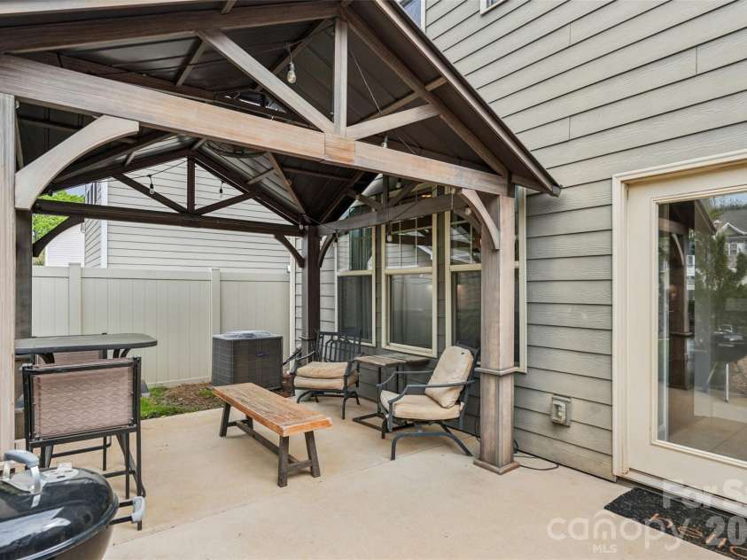 6309 Kennard Drive, Charlotte, NC 28216.  MLS# CAR4364364, YatesRealty ID 10310. 