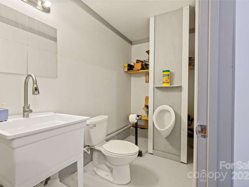 380 Hamrick Road, Gastonia, NC 28056.  MLS# CAR4243631, YatesRealty ID 10316. Basement/Garage Half bath