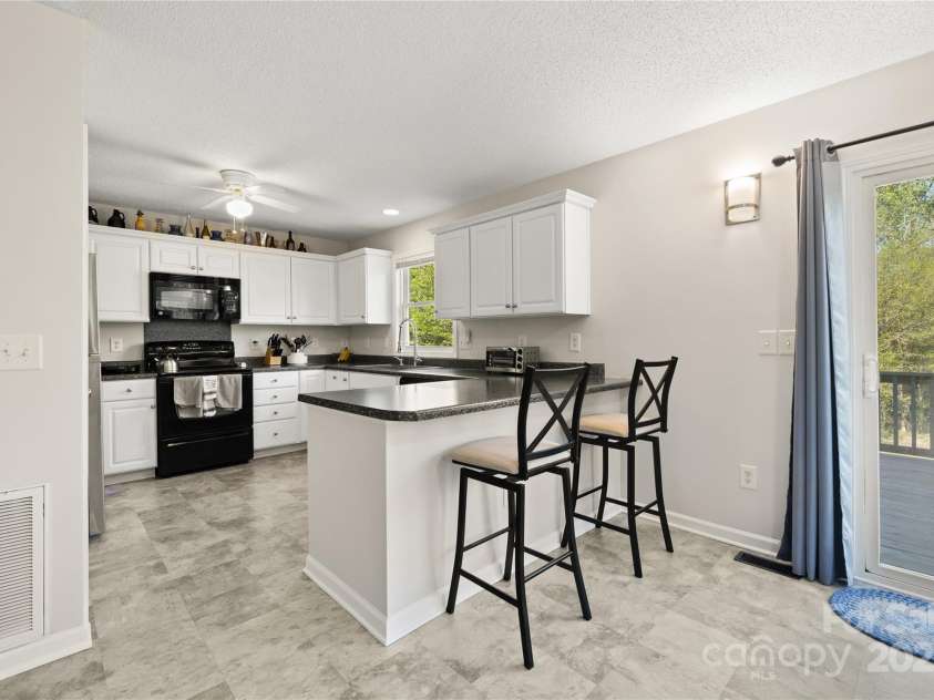 380 Hamrick Road, Gastonia, NC 28056.  MLS# CAR4243631, YatesRealty ID 10316. Kitchen