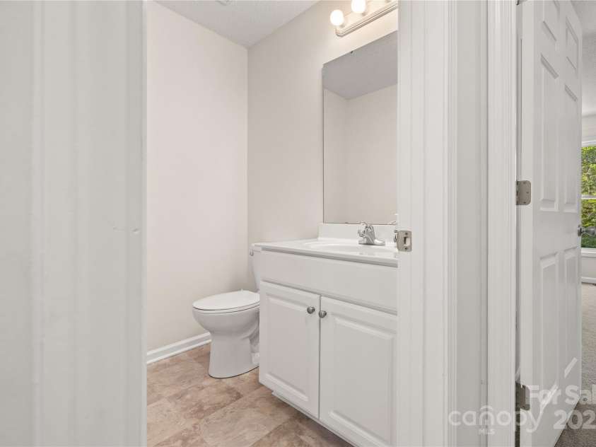 380 Hamrick Road, Gastonia, NC 28056.  MLS# CAR4243631, YatesRealty ID 10316. Main level half bath