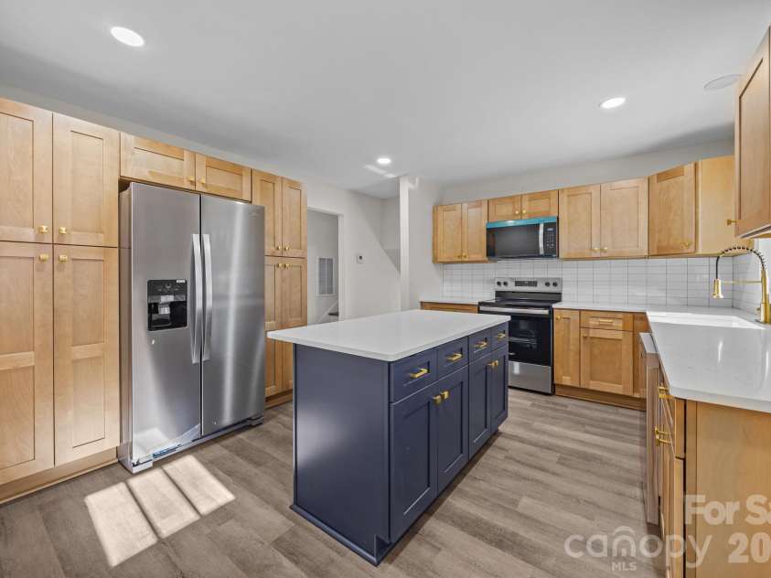 5324 Cheval Place, Charlotte, NC 28205.  MLS# CAR4326917, YatesRealty ID 10317. 