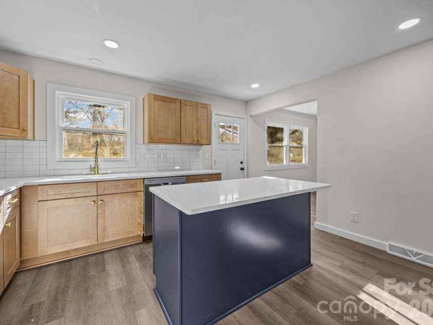 5324 Cheval Place, Charlotte, NC 28205.  MLS# CAR4326917, YatesRealty ID 10317. 