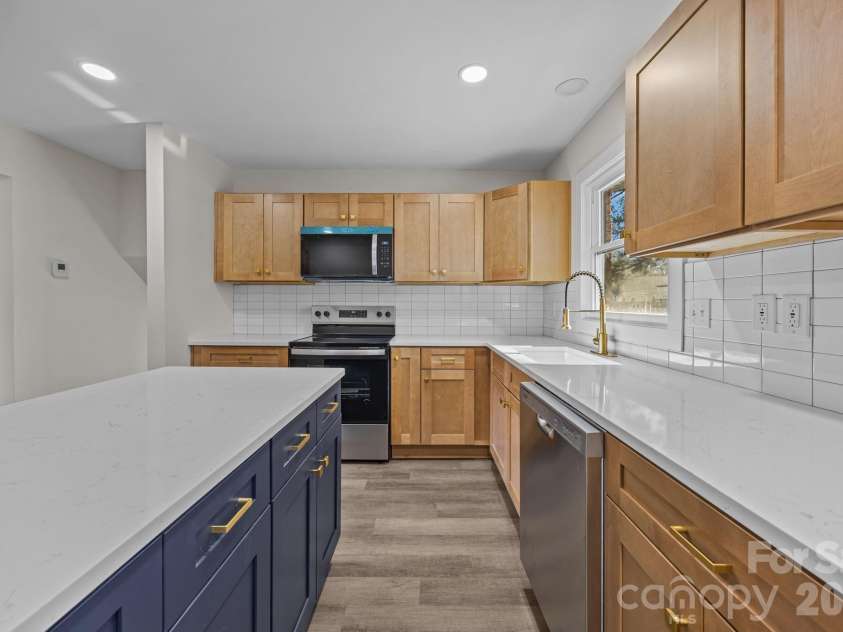 5324 Cheval Place, Charlotte, NC 28205.  MLS# CAR4326917, YatesRealty ID 10317. 