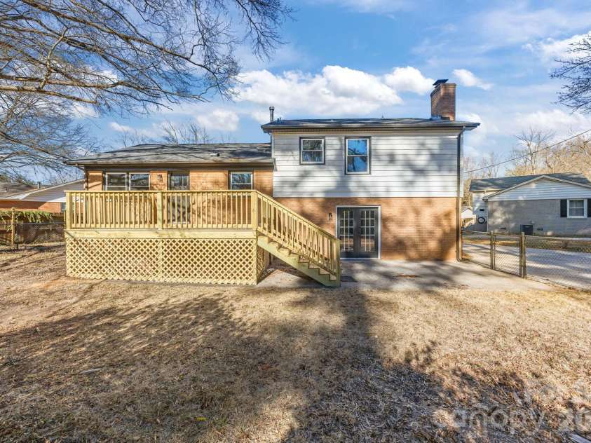 5324 Cheval Place, Charlotte, NC 28205.  MLS# CAR4326917, YatesRealty ID 10317. 