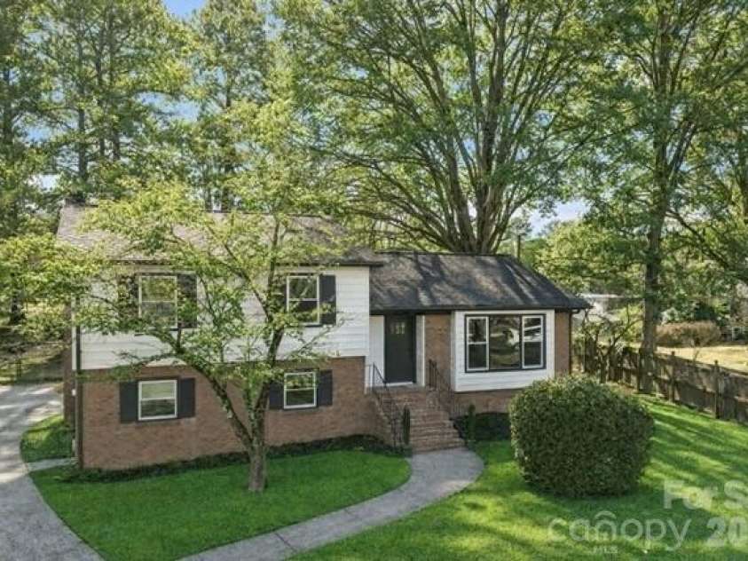 5324 Cheval Place, Charlotte, NC 28205.  MLS# CAR4326917, YatesRealty ID 10317. 
