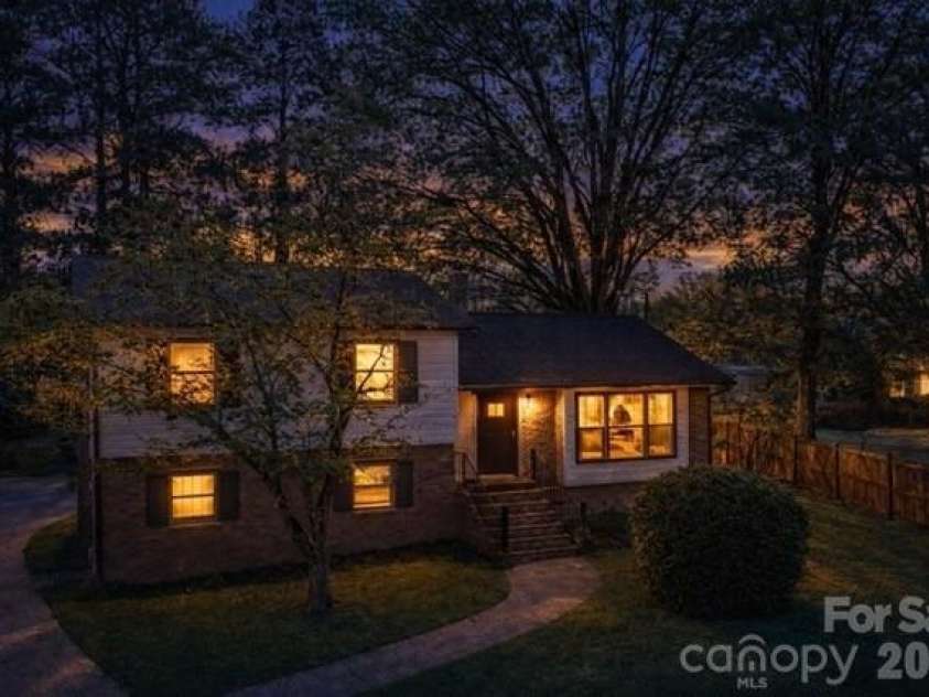 5324 Cheval Place, Charlotte, NC 28205.  MLS# CAR4326917, YatesRealty ID 10317. Virtual enhanced photo