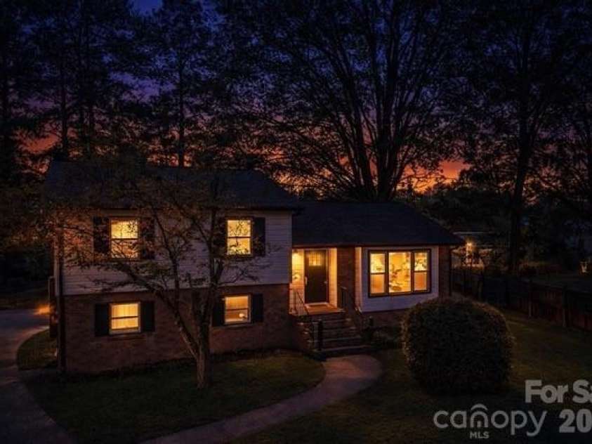 5324 Cheval Place, Charlotte, NC 28205.  MLS# CAR4326917, YatesRealty ID 10317. Virtual enhanced photo