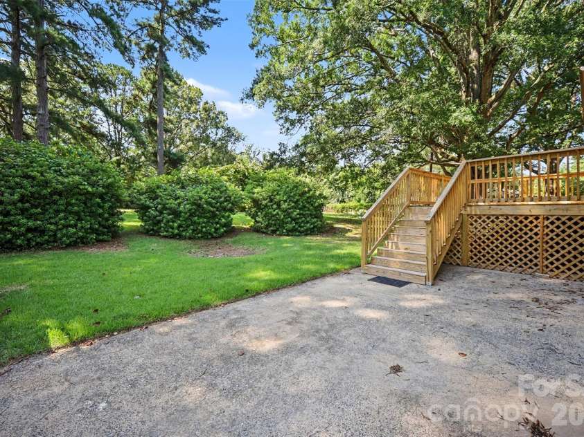 5324 Cheval Place, Charlotte, NC 28205.  MLS# CAR4421359, YatesRealty ID 10317. Backyard and deck