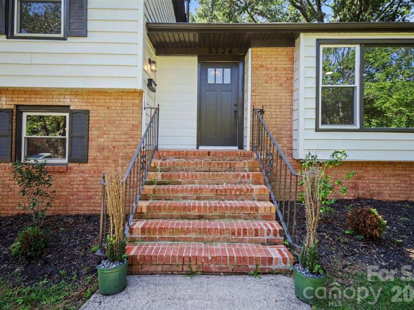 5324 Cheval Place, Charlotte, NC 28205.  MLS# CAR4421359, YatesRealty ID 10317. Front Walkway