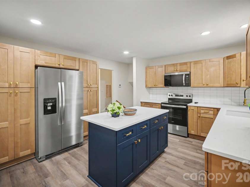5324 Cheval Place, Charlotte, NC 28205.  MLS# CAR4421359, YatesRealty ID 10317. Kitchen