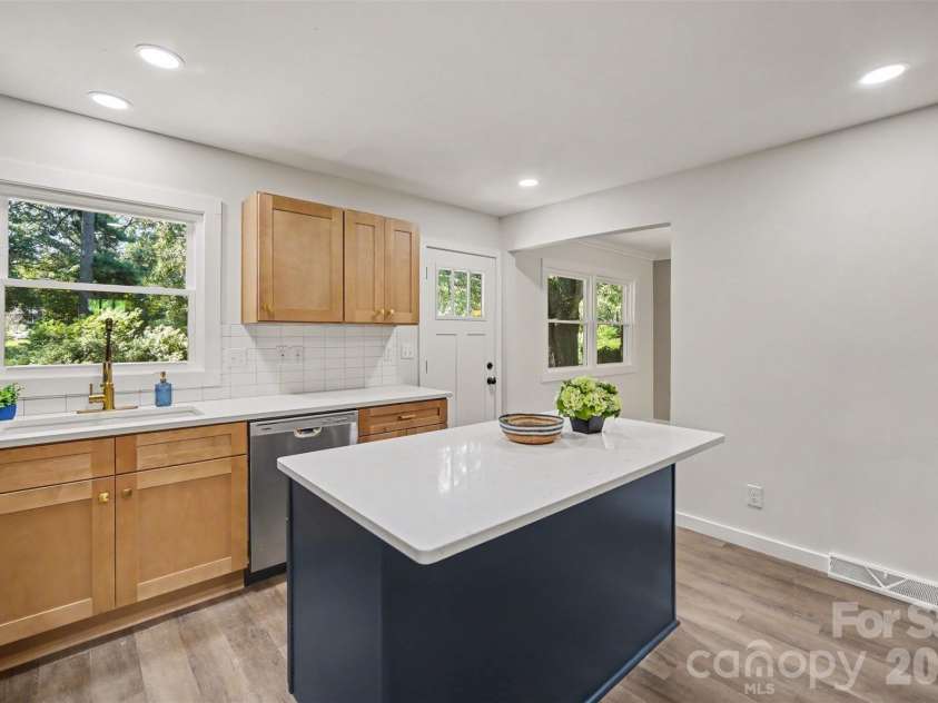 5324 Cheval Place, Charlotte, NC 28205.  MLS# CAR4421359, YatesRealty ID 10317. Kitchen