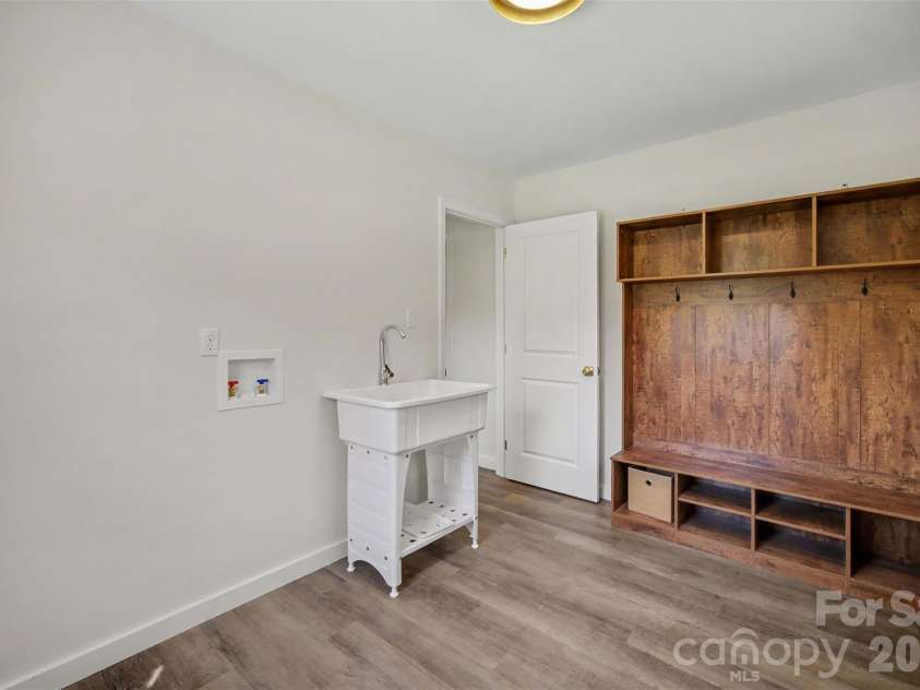 5324 Cheval Place, Charlotte, NC 28205.  MLS# CAR4421359, YatesRealty ID 10317. Laundry room
