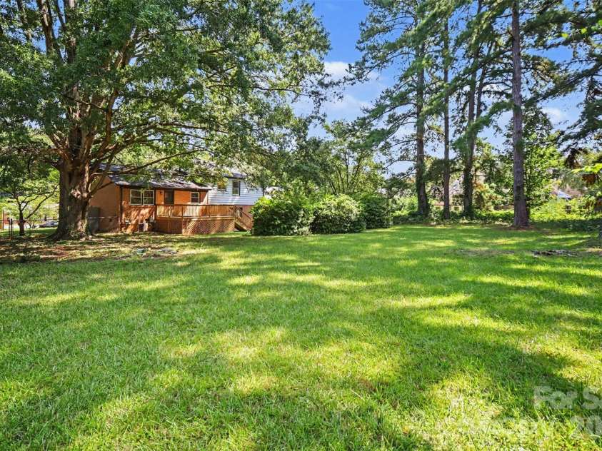5324 Cheval Place, Charlotte, NC 28205.  MLS# CAR4421359, YatesRealty ID 10317. Spacious back yard