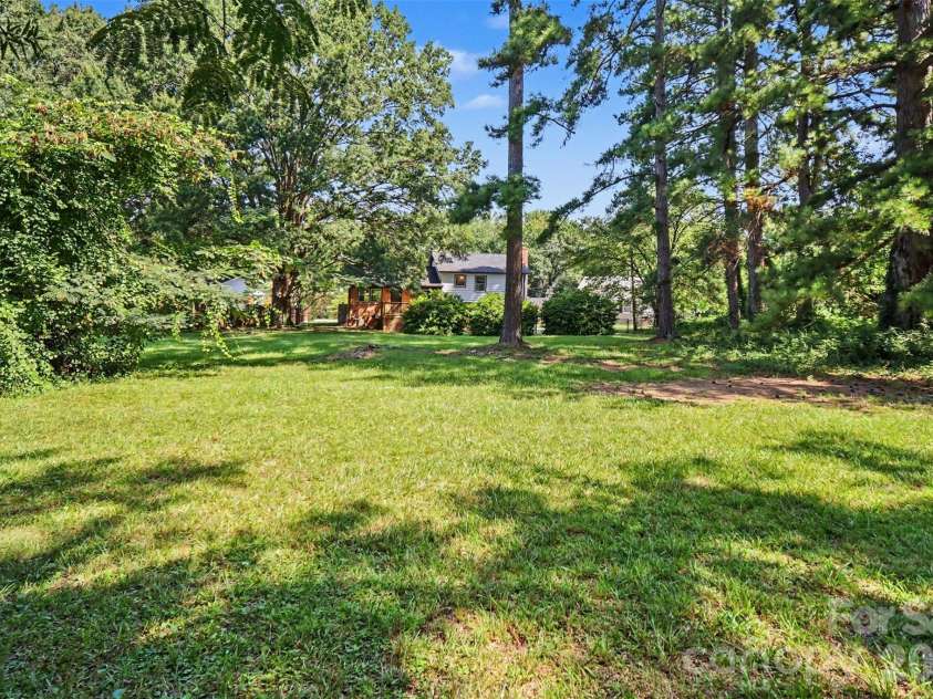 5324 Cheval Place, Charlotte, NC 28205.  MLS# CAR4421359, YatesRealty ID 10317. Spacious backyard