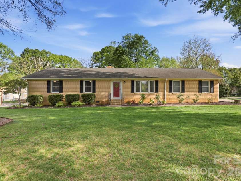 8325 Fallsdale Drive, Charlotte, NC 28214.  MLS# CAR4363701, YatesRealty ID 10318. 