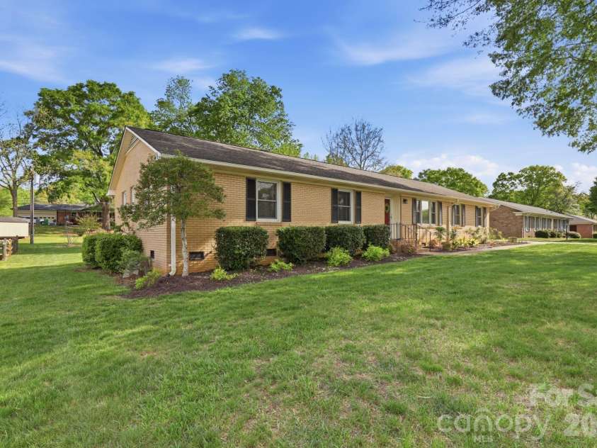 8325 Fallsdale Drive, Charlotte, NC 28214.  MLS# CAR4363701, YatesRealty ID 10318. 