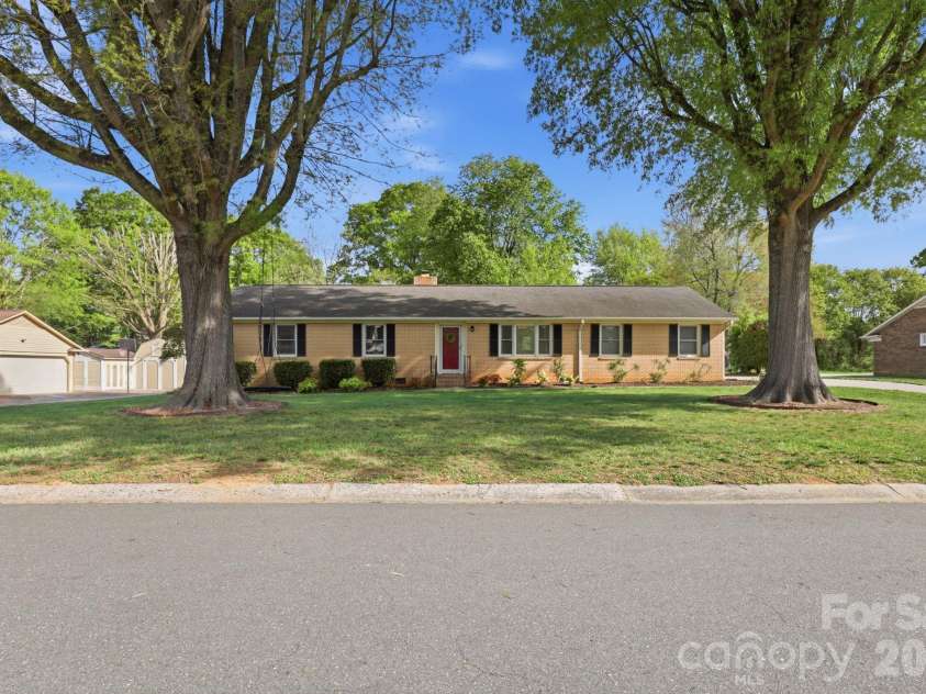 8325 Fallsdale Drive, Charlotte, NC 28214.  MLS# CAR4363701, YatesRealty ID 10318. 